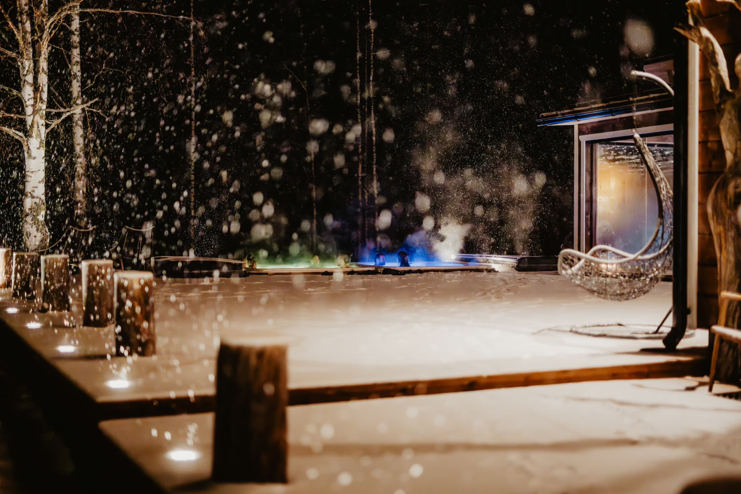 Jacuzzi on the terrace of Aito Resort’s Thermal Suite at night in winter