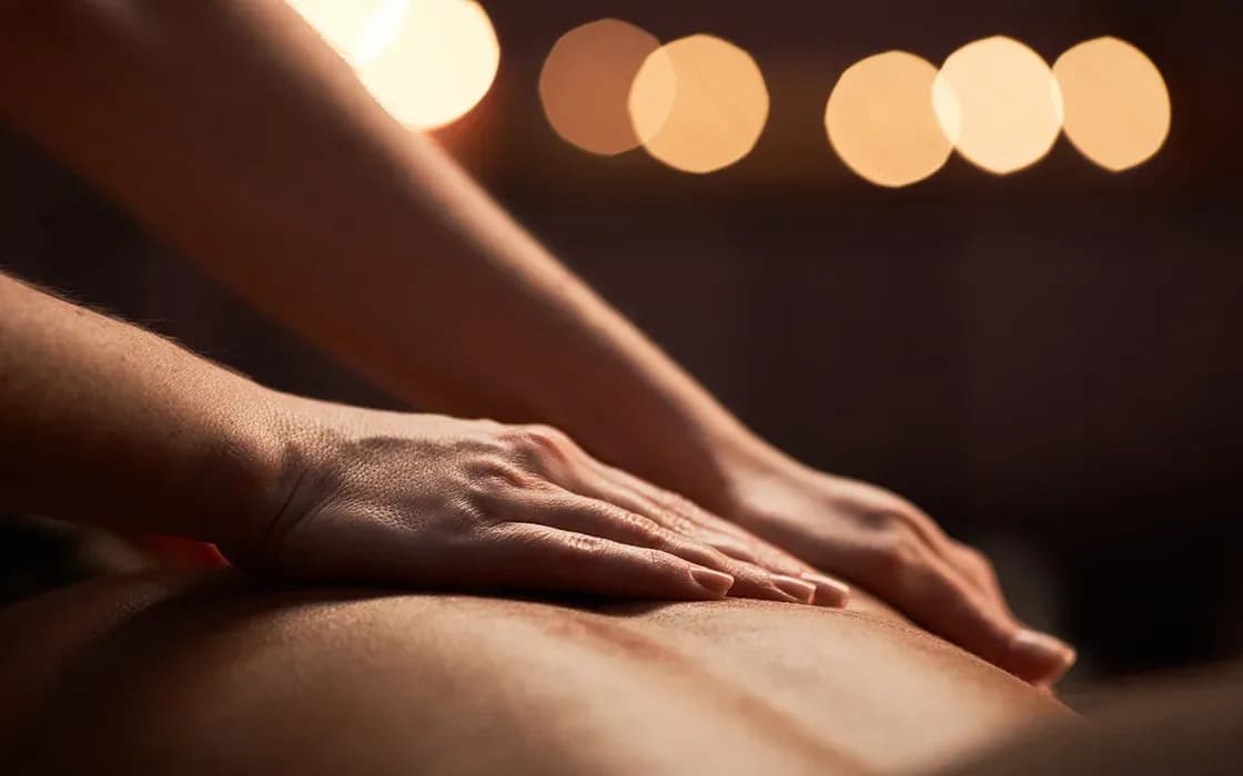 Hands giving a back massage at Aito Resort’s Signature Treatment Centre