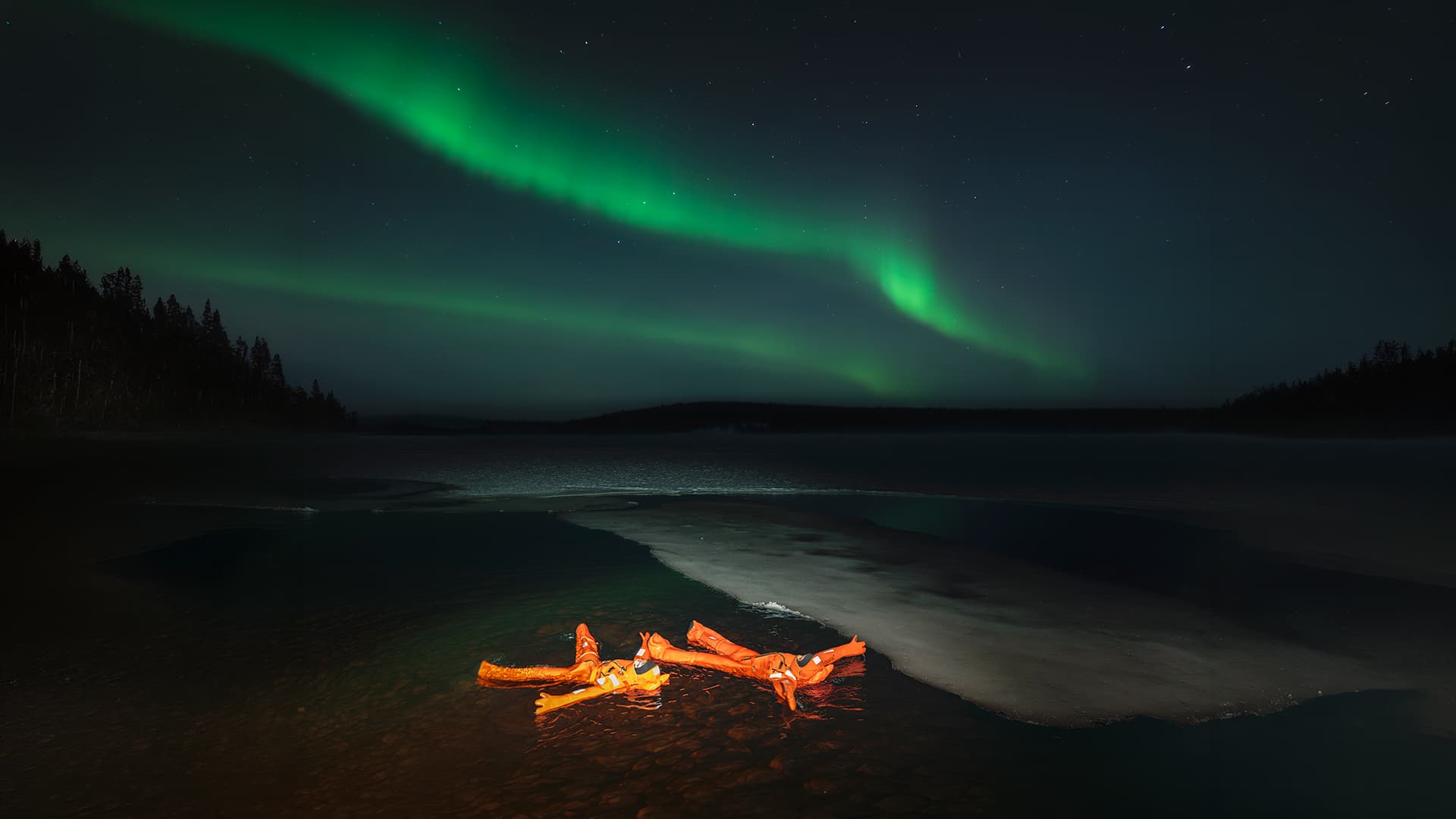Northern lights and ice floating
